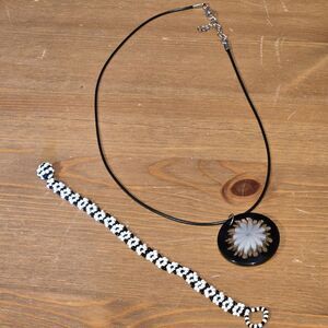 Lucite Daisy Flower Pendant Necklace & Black White Beaded Bracelet VTG 80s 90s